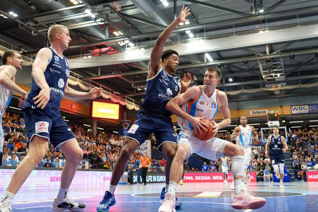 Collin Welp (MBC, 40), Marcus Foster (MBC, 5), Joe Wieskamp (Jena, 10), Syntainics MBC vs. Science City Jena, Basketball, 1. Bundesliga, Maenner, Saison 2025 26, 14. Spieltag, 03.01.2026. Weissenfels Stadthalle Sachsen-Anhalt Deutschland
