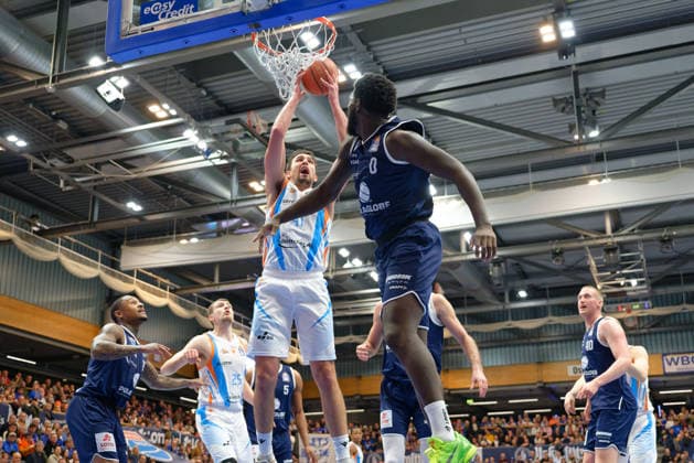 Alex Herrera (Jena, 41), Khyri Thomas (MBC, 0), Syntainics MBC vs. Science City Jena, Basketball, 1. Bundesliga, Maenner, Saison 2025 26, 14. Spieltag, 03.01.2026. Weissenfels Stadthalle Sachsen-Anhalt Deutschland