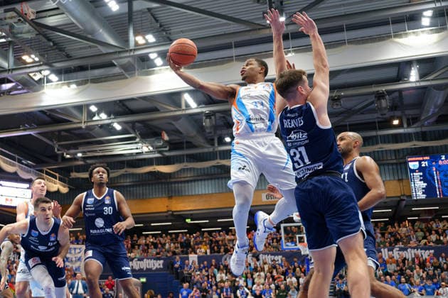 Eric Washington (Jena, 33), Spencer Reaves (MBC, 31), Syntainics MBC vs. Science City Jena, Basketball, 1. Bundesliga, Maenner, Saison 2025 26, 14. Spieltag, 03.01.2026. Weissenfels Stadthalle Sachsen-Anhalt Deutschland