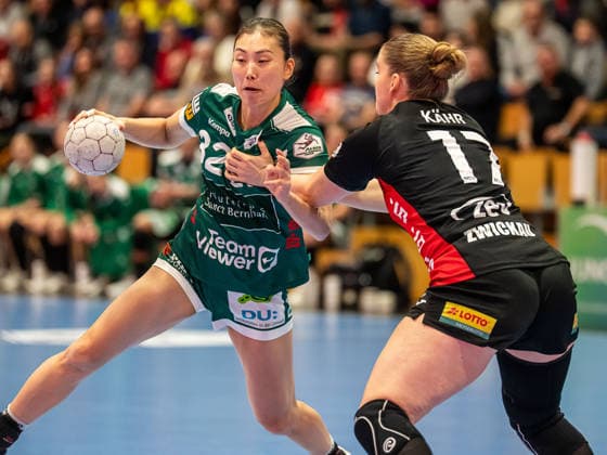 Haruno Sasaki (Frisch Auf Frauen, 32) im Zweikampf mit Charlotte Kaehr (BSV Sachsen Zwickau, 17), BSV Sachsen Zwickau vs. Frisch Auf Goeppingen, Handball, 1. Bundesliga, Spielzeit 2025 2026, 03.01.2026 BSV Sachsen Zwickau vs. Frisch Auf Goeppingen, Handball, 1. Bundesliga, Spielzeit 2025 2026, 03.01.2026 Zwickau Copyright: xMichaelxSchmidt Eibner-Pressefotx EP_MST