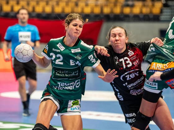 Sina Ehmann (Frisch Auf Frauen, 22) im Zweikampf mit Zoe Stens (BSV Sachsen Zwickau, 73), BSV Sachsen Zwickau vs. Frisch Auf Goeppingen, Handball, 1. Bundesliga, Spielzeit 2025 2026, 03.01.2026 BSV Sachsen Zwickau vs. Frisch Auf Goeppingen, Handball, 1. Bundesliga, Spielzeit 2025 2026, 03.01.2026 Zwickau Copyright: xMichaelxSchmidt Eibner-Pressefotx EP_MST