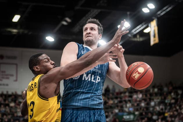 Paul Zipser (MLP Academics Heidelberg, 09) vs. Yorman Polas Bartolo (MHP RIESEN Ludwigsburg, 13) GER, MHP Riesen Ludwigsburg - MLP Academics Heidelberg, easycredit BBL, Basketball, Bundesliga, 14. Spieltag, Spielzeit 2025 2026, 03.01.2026 GER, MHP Riesen Ludwigsburg - MLP Academics Heidelberg, easycredit BBL, Basketball, Bundesliga, 14. Spieltag, Spielzeit 2025 2026, 03.01.2026 Ludwigsburg Copyright: xSandyxDinkelackerx EP_SDR