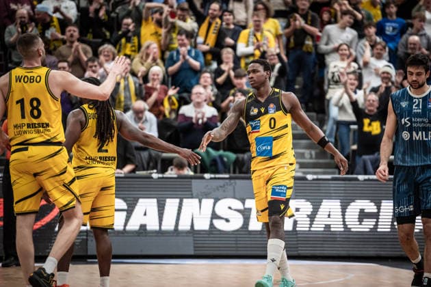 Babacar Sane (MHP RIESEN Ludwigsburg, 00) mit Traveon Buchanan (MHP RIESEN Ludwigsburg, 02) und Jonas Wohlfarth-Bottermann (MHP RIESEN Ludwigsburg, 18), li. - re. aussen noch Mateo Seric (MLP Academics Heidelberg, 21) GER, MHP Riesen Ludwigsburg - MLP Academics Heidelberg, easycredit BBL, Basketball, Bundesliga, 14. Spieltag, Spielzeit 2025 2026, 03.01.2026 GER, MHP Riesen Ludwigsburg - MLP Academics Heidelberg, easycredit BBL, Basketball, Bundesliga, 14. Spieltag, Spielzeit 2025 2026, 03.01.2026 Ludwigsburg Copyright: xSandyxDinkelackerx EP_SDR