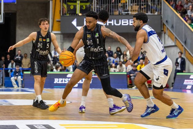 Bernard Pelote III (Tigers Tuebingen, 01) Tyreese Blunt (HAKRO Merlins Crailsheim, 00) Kaya Bayram (Tigers Tuebingen, 05) GER, HAKRO Merlins Crailsheim vs. Tigers Tuebingen, Basketball, BARMER 2. Bundesliga Bundesliga, Pro A, Saison 2025 2026, 16. Spieltag, 03.01.2026 GER, HAKRO Merlins Crailsheim vs. Tigers Tuebingen, Basketball, BARMER 2. Bundesliga Bundesliga, Pro A, Saison 2025 2026, 16. Spieltag, 03.01.2026 Ilshofen Copyright: xEibner-Pressefoto ArdanxFuessmanx EP_AFN