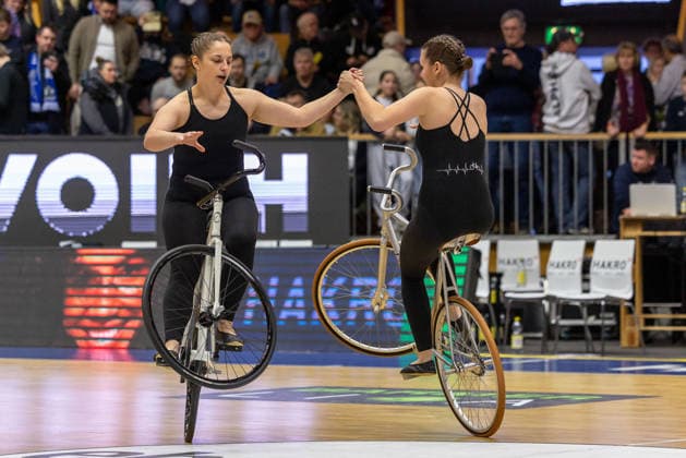 Halbzeitshow Kunstradfahrer des SV Tuengental, Abteilung Kunstradfahren GER, HAKRO Merlins Crailsheim vs. Tigers Tuebingen, Basketball, BARMER 2. Bundesliga Bundesliga, Pro A, Saison 2025 2026, 16. Spieltag, 03.01.2026 GER, HAKRO Merlins Crailsheim vs. Tigers Tuebingen, Basketball, BARMER 2. Bundesliga Bundesliga, Pro A, Saison 2025 2026, 16. Spieltag, 03.01.2026 Ilshofen Copyright: xEibner-Pressefoto ArdanxFuessmanx EP_AFN