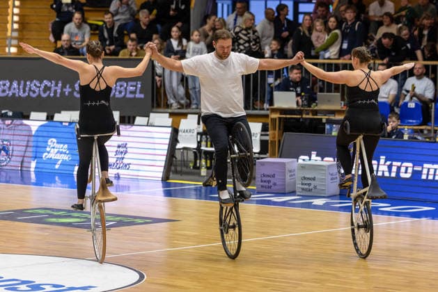 Halbzeitshow Kunstradfahrer des SV Tuengental, Abteilung Kunstradfahren GER, HAKRO Merlins Crailsheim vs. Tigers Tuebingen, Basketball, BARMER 2. Bundesliga Bundesliga, Pro A, Saison 2025 2026, 16. Spieltag, 03.01.2026 GER, HAKRO Merlins Crailsheim vs. Tigers Tuebingen, Basketball, BARMER 2. Bundesliga Bundesliga, Pro A, Saison 2025 2026, 16. Spieltag, 03.01.2026 Ilshofen Copyright: xEibner-Pressefoto ArdanxFuessmanx EP_AFN