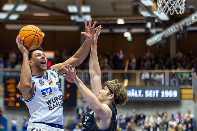 Marvin Ogunsipe (HAKRO Merlins Crailsheim, 26) gegen Lukas Milner (Tigers Tuebingen, 17) GER, HAKRO Merlins Crailsheim vs. Tigers Tuebingen, Basketball, BARMER 2. Bundesliga Bundesliga, Pro A, Saison 2025 2026, 16. Spieltag, 03.01.2026 GER, HAKRO Merlins Crailsheim vs. Tigers Tuebingen, Basketball, BARMER 2. Bundesliga Bundesliga, Pro A, Saison 2025 2026, 16. Spieltag, 03.01.2026 Ilshofen Copyright: xEibner-Pressefoto ArdanxFuessmanx EP_AFN