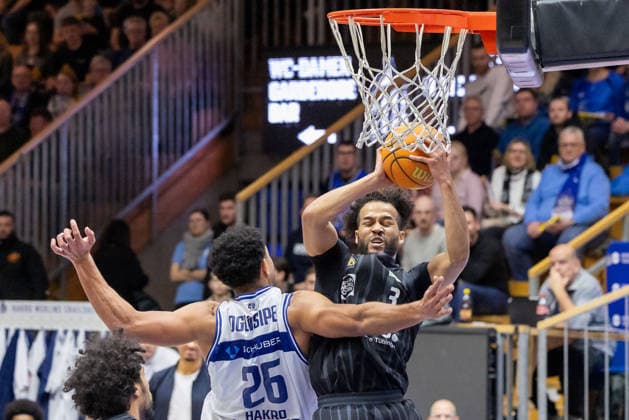 Miles Tention (Tigers Tuebingen, 03) Marvin Ogunsipe (HAKRO Merlins Crailsheim, 26) GER, HAKRO Merlins Crailsheim vs. Tigers Tuebingen, Basketball, BARMER 2. Bundesliga Bundesliga, Pro A, Saison 2025 2026, 16. Spieltag, 03.01.2026 GER, HAKRO Merlins Crailsheim vs. Tigers Tuebingen, Basketball, BARMER 2. Bundesliga Bundesliga, Pro A, Saison 2025 2026, 16. Spieltag, 03.01.2026 Ilshofen Copyright: xEibner-Pressefoto ArdanxFuessmanx EP_AFN