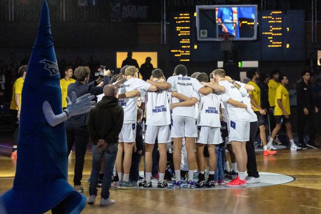 Teamkreis bei Crailsheim vor dem Spielbeginn. GER, HAKRO Merlins Crailsheim vs. Tigers Tuebingen, Basketball, BARMER 2. Bundesliga Bundesliga, Pro A, Saison 2025 2026, 16. Spieltag, 03.01.2026 GER, HAKRO Merlins Crailsheim vs. Tigers Tuebingen, Basketball, BARMER 2. Bundesliga Bundesliga, Pro A, Saison 2025 2026, 16. Spieltag, 03.01.2026 Ilshofen Copyright: xEibner-Pressefoto ArdanxFuessmanx EP_AFN