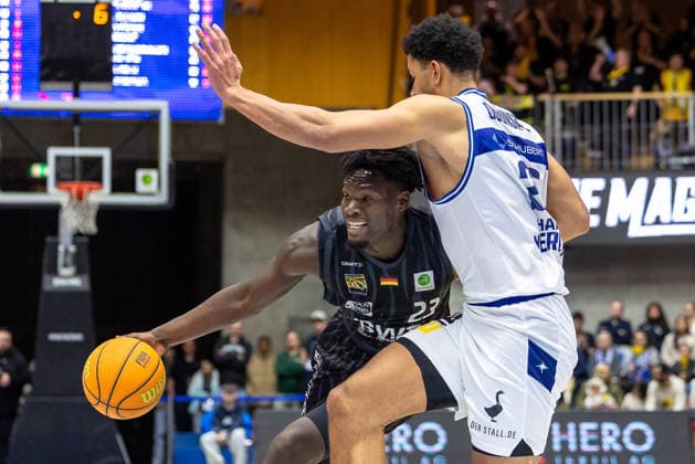 Melkisedek Moreaux (Tigers Tuebingen, 23) Marvin Ogunsipe (HAKRO Merlins Crailsheim, 26) Zweikampf GER, HAKRO Merlins Crailsheim vs. Tigers Tuebingen, Basketball, BARMER 2. Bundesliga Bundesliga, Pro A, Saison 2025 2026, 16. Spieltag, 03.01.2026 GER, HAKRO Merlins Crailsheim vs. Tigers Tuebingen, Basketball, BARMER 2. Bundesliga Bundesliga, Pro A, Saison 2025 2026, 16. Spieltag, 03.01.2026 Ilshofen Copyright: xEibner-Pressefoto ArdanxFuessmanx EP_AFN