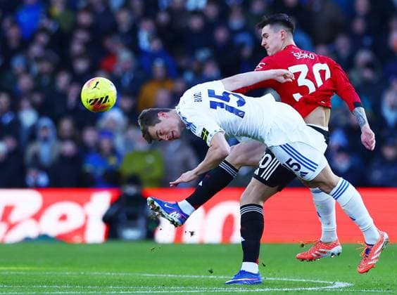 Jaka Bijol of Leeds United and Benjamin Sesko of Manchester United, ManU Leeds United v Manchester United, Premier League, Football, Elland Road, Leeds, UK - 04 Jan 2026Leeds Elland Road United Kingdom EDITORIAL USE ONLY No use with unauthorised audio, video, data, fixture lists, club league logos or live services. Online in-match use limited to 120 images, no video emulation. No use in betting, games or single club league player publications. Copyright: xMattxWest Shutterstockx 16220514t
