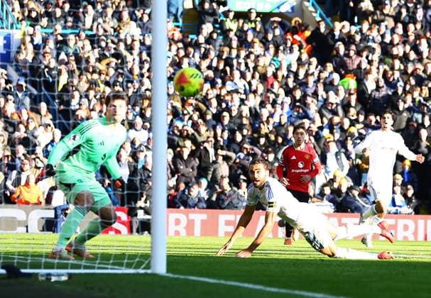 Dominic Calvert-Lewin of Leeds United hits the post with a header Leeds United v Manchester United, ManU Premier League, Football, Elland Road, Leeds, UK - 04 Jan 2026Leeds Elland Road United Kingdom EDITORIAL USE ONLY No use with unauthorised audio, video, data, fixture lists, club league logos or live services. Online in-match use limited to 120 images, no video emulation. No use in betting, games or single club league player publications. Copyright: xMattxWest Shutterstockx 16220514x