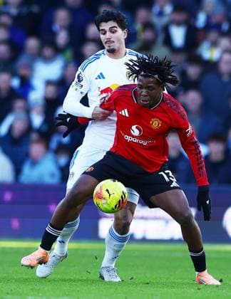 Patrick Dorgu of Manchester United, ManU and Pascal Struijk of Leeds United Leeds United v Manchester United, Premier League, Football, Elland Road, Leeds, UK - 04 Jan 2026Leeds Elland Road United Kingdom EDITORIAL USE ONLY No use with unauthorised audio, video, data, fixture lists, club league logos or live services. Online in-match use limited to 120 images, no video emulation. No use in betting, games or single club league player publications. Copyright: xMattxWest Shutterstockx 16220514ag