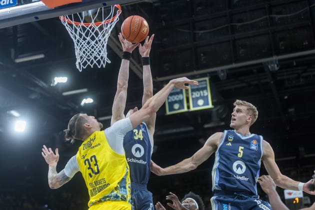 Oldenburg, Niedersachsen, DEU, 04.01.2026, Justin Bean (Mitte, Alba Berlin), Tomislav Zubcic (links, EWE Baskets Oldenburg) und Sam Griesel (rechts, Alba Berlin). EWE Baskets Oldenburg vs. Alba Berlin. Basketball. 1. Basketball-Bundesliga Saison 2025 2026, 14. Spieltag, Grosse EWE Arena. EWE Baskets Oldenburg vs. Alba Berlin