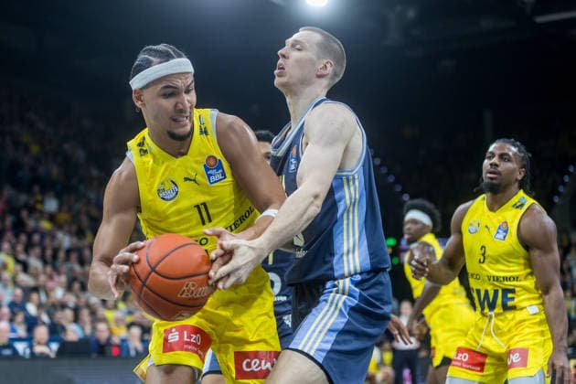 Oldenburg, Niedersachsen, DEU, 04.01.2026, Martynas Echodas (Mitte, Alba Berlin), Nicholas Tischler (links, EWE Baskets Oldenburg) und Christopher Clemons (rechts, EWE Baskets Oldenburg). EWE Baskets Oldenburg vs. Alba Berlin. Basketball. 1. Basketball-Bundesliga Saison 2025 2026, 14. Spieltag, Grosse EWE Arena. EWE Baskets Oldenburg vs. Alba Berlin