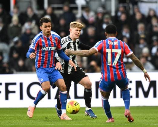 Brennan Johnson of Crystal Palace vies for the ball with Lewis Hall of Newcastle United Newcastle United v Crystal Palace, Premier League, Football, St James Park, Newcastle, UK - 04 Jan 2026Newcastle St James Park United Kingdom EDITORIAL USE ONLY No use with unauthorised audio, video, data, fixture lists, club league logos or live services. Online in-match use limited to 120 images, no video emulation. No use in betting, games or single club league player publications. Copyright: xRichardxLee Shutterstockx 16220533ac