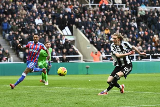 Anthony Gordon of Newcastle United scores but is ruled offside Newcastle United v Crystal Palace, Premier League, Football, St James Park, Newcastle, UK - 04 Jan 2026Newcastle St James Park United Kingdom EDITORIAL USE ONLY No use with unauthorised audio, video, data, fixture lists, club league logos or live services. Online in-match use limited to 120 images, no video emulation. No use in betting, games or single club league player publications. Copyright: xRichardxLee Shutterstockx 16220533ad