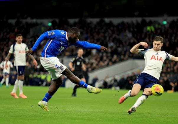 Brian Brobbey of Sunderland attempts a shot on goal Tottenham Hotspur v Sunderland, Premier League, Football, Tottenham Hotspur Stadium, London, UK - 04 Jan 2026London Tottenham Hotspur Stadium United Kingdom EDITORIAL USE ONLY No use with unauthorised audio, video, data, fixture lists, club league logos or live services. Online in-match use limited to 120 images, no video emulation. No use in betting, games or single club league player publications. Copyright: xGeorgexTewkesbury Shutterstockx 16220535bf