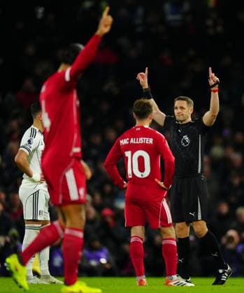 Referee Craig Pawson awards Liverpool a goal after a VAR check scored by Florian Wirtz, 1-1 Fulham v Liverpool, Premier League, Football, Craven Cottage, London, UK - 04 Jan 2026London Craven Cottage United Kingdom EDITORIAL USE ONLY No use with unauthorised audio, video, data, fixture lists, club league logos or live services. Online in-match use limited to 120 images, no video emulation. No use in betting, games or single club league player publications. Copyright: xJavierxGarcia Shutterstockx 16220531bc