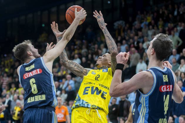 Oldenburg, Niedersachsen, DEU, 04.01.2026, Michale Kyser (Mitte, EWE Baskets Oldenburg), Malte Delow (links, Alba Berlin) und Justin Bean (rechts, Alba Berlin). EWE Baskets Oldenburg vs. Alba Berlin. Basketball. 1. Basketball-Bundesliga Saison 2025 2026, 14. Spieltag, Grosse EWE Arena. EWE Baskets Oldenburg vs. Alba Berlin