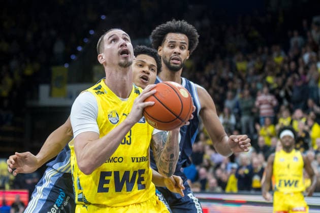 Oldenburg, Niedersachsen, DEU, 04.01.2026, Tomislav Zubcic (Mitte, EWE Baskets Oldenburg), Jack Kayil (Mitte, Alba Berlin) und Norris Agbakoko (rechts, Alba Berlin), EWE Baskets Oldenburg vs. Alba Berlin. Basketball. 1. Basketball-Bundesliga Saison 2025 2026, 14. Spieltag, Grosse EWE Arena. EWE Baskets Oldenburg vs. Alba Berlin
