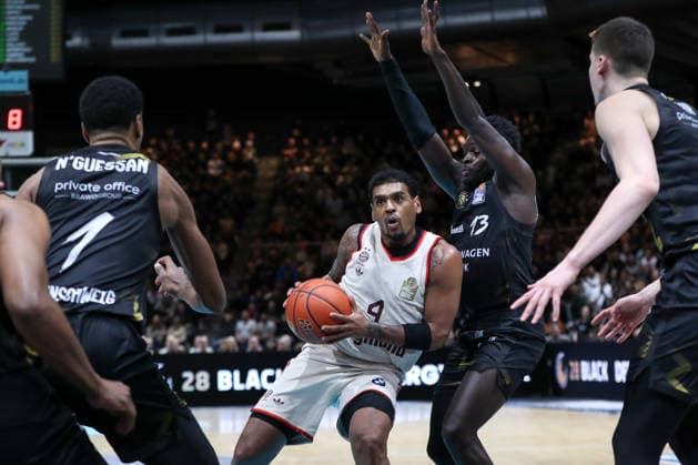 04.01.2026, xgox, Basketball, easyCredit BBL, Basketball Loewen Braunschweig - FC Bayern München emspor, v.l. Xavier Rathan Mayes (Bayern, 4), Barra Njie (Braunschweig, 13) Zweikampf, Duell, Kampf, tackle Braunschweig