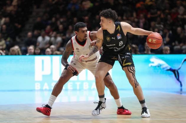 04.01.2026, xgox, Basketball, easyCredit BBL, Basketball Loewen Braunschweig - FC Bayern München emspor, v.l. Xavier Rathan Mayes (Bayern, 4), Joshua Obiesie (Braunschweig, 8) Zweikampf, Duell, Kampf, tackle Braunschweig