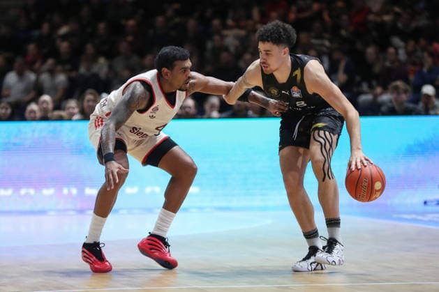 04.01.2026, xgox, Basketball, easyCredit BBL, Basketball Loewen Braunschweig - FC Bayern München emspor, v.l. Xavier Rathan Mayes (Bayern, 4), Joshua Obiesie (Braunschweig, 8) Zweikampf, Duell, Kampf, tackle Braunschweig