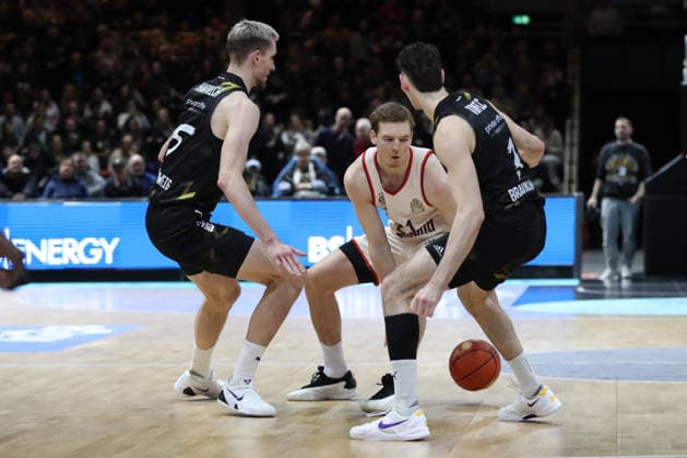 04.01.2026, xgox, Basketball, easyCredit BBL, Basketball Loewen Braunschweig - FC Bayern München emspor, v.l. Ferdinand Zylka (Braunschweig, 6) Justus Hollatz (Bayern, 21) Nikola Tomic (Braunschweig) Zweikampf, Duell, Kampf, tackle Braunschweig