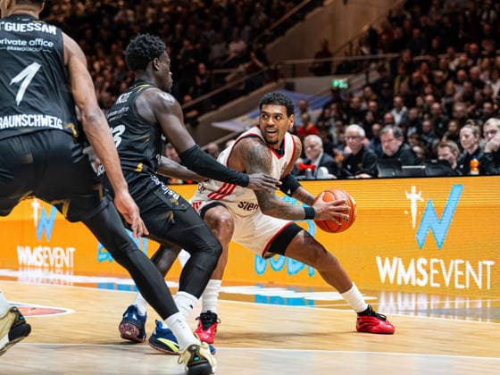 Xavier Rathan-Mayes (FC Bayern Muenchen, 04) im Zweikampf gegen Barra Njie (Basketball Loewen Braunschweig, 13) Basketball Loewen Braunschweig vs. FC Bayern Muenchen, Basketball, easyCredit Basketball Bundesliga, 14. Spieltag, Saison 2025 2026, 04.01.2026 Basketball Loewen Braunschweig vs. FC Bayern Muenchen, Basketball, easyCredit Basketball Bundesliga, 14. Spieltag, Saison 2025 2026, 04.01.2026 Braunschweig Copyright: xEibner-Pressefoto DamianxKruczynx EP_DKI