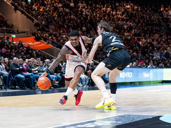 Xavier Rathan-Mayes (FC Bayern Muenchen, 04) im Zweikampf gegen Benny Schroeder (Basketball Loewen Braunschweig, 02) Basketball Loewen Braunschweig vs. FC Bayern Muenchen, Basketball, easyCredit Basketball Bundesliga, 14. Spieltag, Saison 2025 2026, 04.01.2026 Basketball Loewen Braunschweig vs. FC Bayern Muenchen, Basketball, easyCredit Basketball Bundesliga, 14. Spieltag, Saison 2025 2026, 04.01.2026 Braunschweig Copyright: xEibner-Pressefoto DamianxKruczynx EP_DKI