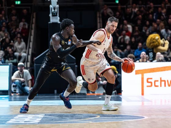 Stefan Jovic (FC Bayern Muenchen, 16) im Zweikampf gegen Barra Njie (Basketball Loewen Braunschweig, 13) Basketball Loewen Braunschweig vs. FC Bayern Muenchen, Basketball, easyCredit Basketball Bundesliga, 14. Spieltag, Saison 2025 2026, 04.01.2026 Basketball Loewen Braunschweig vs. FC Bayern Muenchen, Basketball, easyCredit Basketball Bundesliga, 14. Spieltag, Saison 2025 2026, 04.01.2026 Braunschweig Copyright: xEibner-Pressefoto DamianxKruczynx EP_DKI