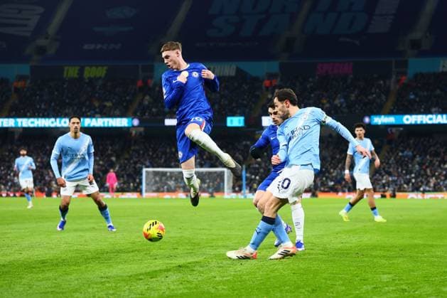 Cole Palmer of Chelsea and Bernardo Silva of Manchester City Manchester City v Chelsea, Premier League, Football, Etihad Stadium, Manchester, UK - 04 Jan 2026Manchester Etihad Stadium United Kingdom EDITORIAL USE ONLY No use with unauthorised audio, video, data, fixture lists, club league logos or live services. Online in-match use limited to 120 images, no video emulation. No use in betting, games or single club league player publications. Copyright: xPaulxCurrie Shutterstockx 16220539ax