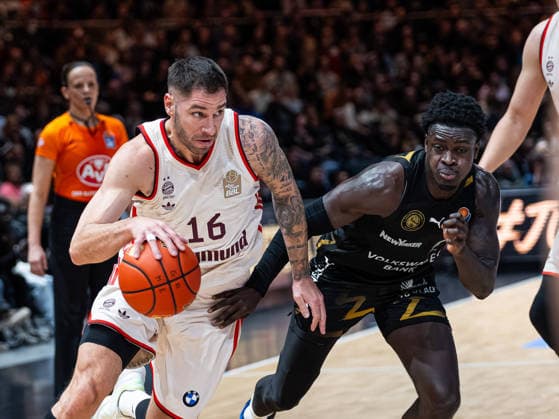 Stefan Jovic (FC Bayern Muenchen, 16) im Zweikampf gegen Grant Sherfield (Basketball Loewen Braunschweig, 25) Basketball Loewen Braunschweig vs. FC Bayern Muenchen, Basketball, easyCredit Basketball Bundesliga, 14. Spieltag, Saison 2025 2026, 04.01.2026 Basketball Loewen Braunschweig vs. FC Bayern Muenchen, Basketball, easyCredit Basketball Bundesliga, 14. Spieltag, Saison 2025 2026, 04.01.2026 Braunschweig Copyright: xEibner-Pressefoto DamianxKruczynx EP_DKI