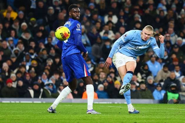 Erling Haaland of Manchester City shoots just wide Manchester City v Chelsea, Premier League, Football, Etihad Stadium, Manchester, UK - 04 Jan 2026Manchester Etihad Stadium United Kingdom EDITORIAL USE ONLY No use with unauthorised audio, video, data, fixture lists, club league logos or live services. Online in-match use limited to 120 images, no video emulation. No use in betting, games or single club league player publications. Copyright: xPaulxCurrie Shutterstockx 16220539bm