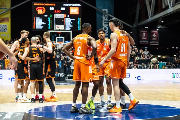GER, easy-Credit Basketball-Bundesliga, Niners Chemnitz - RASTA Vechta. 04.01.2026, Messe, Chemnitz, GER, easy-Credit Basketball-Bundesliga, Niners Chemnitz - RASTA Vechta. John Edward Newman III (Niners Chemnitz, 9), Kostja Mushidi (Niners Chemnitz, 11) und Yordan Minchev (Niners Chemnitz, 91) sprechen miteinander Foto Alexander Trienitz Chemnitz Messe Sachsen Deutschland