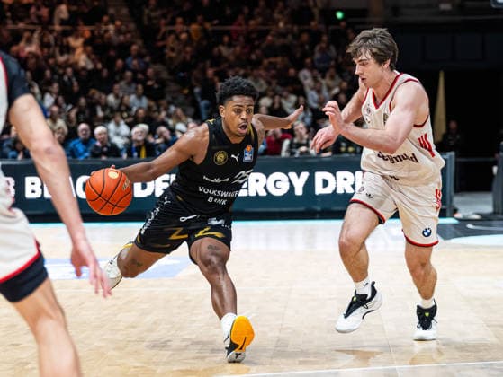 Grant Sherfield (Basketball Loewen Braunschweig, 25) im Zweikampf gegen Justinian Jessup (FC Bayern Muenchen, 10) Basketball Loewen Braunschweig vs. FC Bayern Muenchen, Basketball, easyCredit Basketball Bundesliga, 14. Spieltag, Saison 2025 2026, 04.01.2026 Basketball Loewen Braunschweig vs. FC Bayern Muenchen, Basketball, easyCredit Basketball Bundesliga, 14. Spieltag, Saison 2025 2026, 04.01.2026 Braunschweig Copyright: xEibner-Pressefoto DamianxKruczynx EP_DKI