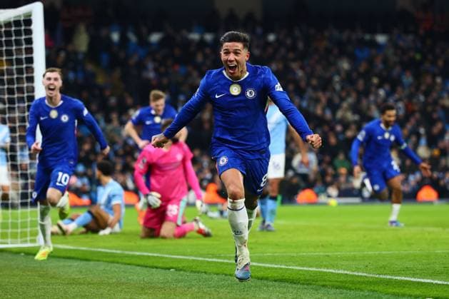 Enzo Fernandez of Chelsea scores to make it 1-1 and celebrates Manchester City v Chelsea, Premier League, Football, Etihad Stadium, Manchester, UK - 04 Jan 2026Manchester Etihad Stadium United Kingdom EDITORIAL USE ONLY No use with unauthorised audio, video, data, fixture lists, club league logos or live services. Online in-match use limited to 120 images, no video emulation. No use in betting, games or single club league player publications. Copyright: xPaulxCurrie Shutterstockx 16220539fg