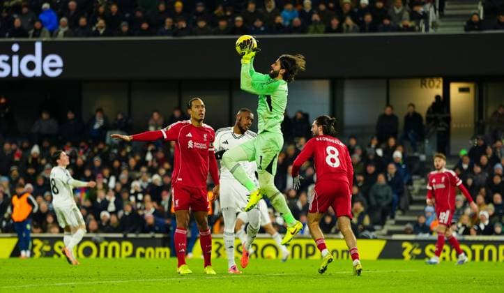 Liverpool goalkeeper Alisson Becker Fulham v Liverpool, Premier League, Football, Craven Cottage, London, UK - 04 Jan 2026London Craven Cottage United Kingdom EDITORIAL USE ONLY No use with unauthorised audio, video, data, fixture lists, club league logos or live services. Online in-match use limited to 120 images, no video emulation. No use in betting, games or single club league player publications. Copyright: xJavierxGarcia Shutterstockx 16220531cw