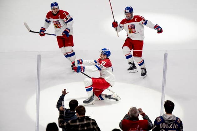 January 4, 2026, St. Paul, Mn, USA: Czechia s Vojtech Cihar (15) celebrates his goal on an empty net with teammates Petr Sikora (17) and Jakub Fibigr (7) during third period semifinal IIHF World Junior Hockey Championship action, in St. Paul, Minn., on Sunday, January 4, 2026. Canada News - January 4, 2026 - ZUMAc35_ 20260104_zaf_c35_062 Copyright: xChristopherxKatsarovx