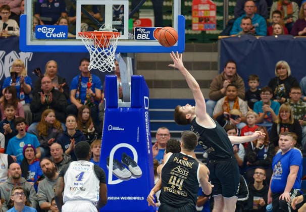 Malik Miller (Groningen, 4), Jure Planinic (MBC, 44), Moritz Heck (MBC, 3), Syntainics MBC vs. Donar Groningen, European North Basketball League 2025 26, Germany, Netherlands, 06.01.2026. Foto: Schulz Weissenfels Stadthalle Sachsen-Anhalt Deutschland