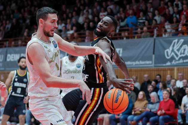 Im Bild: v.li. Boris Bojanovsky (Patrioti Levice, 15) gegen Eddy Edigin (Wuerzburg Baskets, 27) 06.01.2026, Fitness First Wuerzburg Baskets vs. Patrioti Levice, Basketball Champions League, Play-Ins, Spiel 1, Deutschland, 97072, tectake-Arena Wuerzburg, Copyright: HMBxMedia xJulienxBecker
