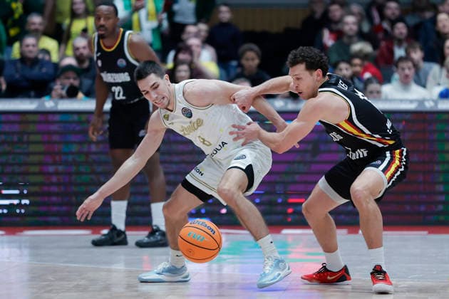 Im Bild: v.li. Novak Music (Patrioti Levice, 8) gegen Brae Ivey (Wuerzburg Baskets, 11) 06.01.2026, Fitness First Wuerzburg Baskets vs. Patrioti Levice, Basketball Champions League, Play-Ins, Spiel 1, Deutschland, 97072, tectake-Arena Wuerzburg, Copyright: HMBxMedia xJulienxBecker