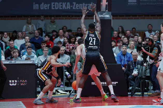 Im Bild: v.li. Davion Mintz (Wuerzburg Baskets, 10), links im Bild und Eddy Edigin (Wuerzburg Baskets, 27, rechts im Bild verteidigen Boris Bojanovsky (Patrioti Levice, 15) 06.01.2026, Fitness First Wuerzburg Baskets vs. Patrioti Levice, Basketball Champions League, Play-Ins, Spiel 1, Deutschland, 97072, tectake-Arena Wuerzburg, Copyright: HMBxMedia xJulienxBecker