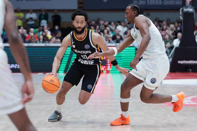 Im Bild: v.li. Davion Mintz (Wuerzburg Baskets, 10) am Ball gegen Gabe Dorse (Patrioti Levice, 7) 06.01.2026, Fitness First Wuerzburg Baskets vs. Patrioti Levice, Basketball Champions League, Play-Ins, Spiel 1, Deutschland, 97072, tectake-Arena Wuerzburg, Copyright: HMBxMedia xJulienxBecker