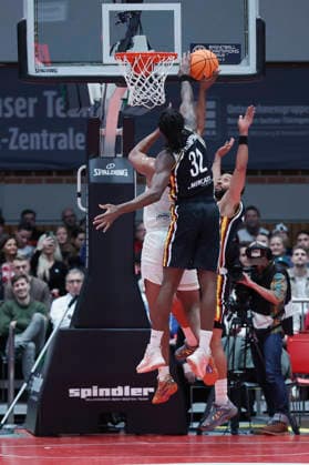 Im Bild: v.li. Andre Wesson Jr. (Patrioti Levice, 5) wird von Charles Thompson (Wuerzburg Baskets, 32) geblockt und daneben Davion Mintz (Wuerzburg Baskets, 10) 06.01.2026, Fitness First Wuerzburg Baskets vs. Patrioti Levice, Basketball Champions League, Play-Ins, Spiel 1, Deutschland, 97072, tectake-Arena Wuerzburg, Copyright: HMBxMedia xJulienxBecker