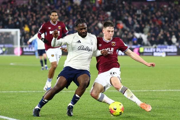 Ola Aina of Nottingham Forest and Oliver Scarles of West Ham United battle for the ball West Ham United v Nottingham Forest, Premier League, Football, London Stadium, London, UK - 06 Jan 2026London London Stadium United Kingdom EDITORIAL USE ONLY No use with unauthorised audio, video, data, fixture lists, club league logos or live services. Online in-match use limited to 120 images, no video emulation. No use in betting, games or single club league player publications. Copyright: xSimonxDael Shutterstockx 16225285l