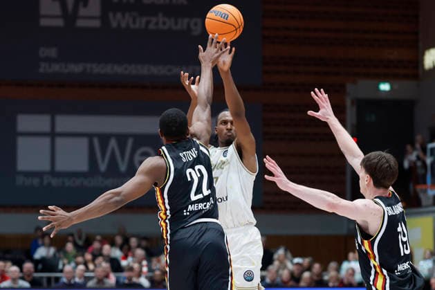 f.l.t.r.: Johnathan Stove (Fitness First Wuerzburg Baskets, 22), Gabe Dorse (Patrioti Levice, 7) and Christian Skladanowski (Fitness First Wuerzburg Baskets, 19), 06.01.2026, Basketball Champions League, Fitness First Wuerzburg Baskets vs. Patrioti Levice, GER, Wuerzburg, Tectake Arena. Copyright: HMBxMedia xHeikoxBecker
