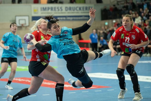 Lilli Röpcke (Halle, 25), Guilla Guarleiro (THC, 13), Ilona Kieffer (Halle, 72), SV Union Halle-Neustadt vs. Thüringer HC, Handball, 1. Bundesliga Frauen, Saison 2025 26, 12. Spieltag, 07.01.2026 Halle SWH Arena Sachsen-Anhalt Deutschland
