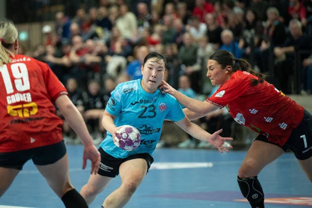 Lea Gruber (Halle, 19), Natsuki Aizawa (THC, 23), Engelina Alida Corona Molenaar (Halle, 7), SV Union Halle-Neustadt vs. Thüringer HC, Handball, 1. Bundesliga Frauen, Saison 2025 26, 12. Spieltag, 07.01.2026 Halle SWH Arena Sachsen-Anhalt Deutschland